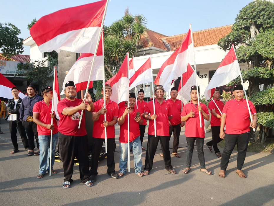 PEMBAGIAN BENDERA MERAH PUTIH DALAM MENUMBUHKAN RASA NASIONALISME DALAM PARADE SENJA