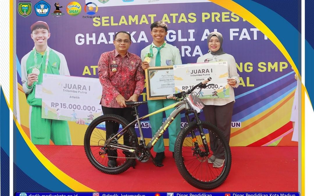 PENYERAHAN PENGHARGAAN DAN PIALA KEPADA PESERTA 02SN DAN FLS2N